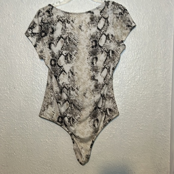 Chrysanthemum white and brown stick skin bodysuit with short sleeves size large - Picture 8 of 8